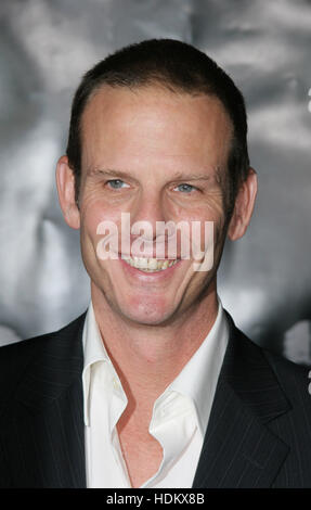 Le réalisateur Peter Berg pose pour les photographes à la premire de son film, 'Friday Night Lights', au Grauman's Chinese Theatre de Los Angeles, le 6 octobre 2004. L'Universal film sur la saison 1988 de l'équipe de football des Panthers Haut Permien d'Odessa, Texas, s'ouvre aux États-Unis le 8 octobre. Photo par Francis Specker Banque D'Images