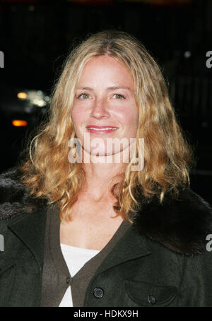 Elisabeth Shue à la première de 'Friday Night Lights' le 6 octobre 2004 à Los Angeles, Californie. Crédit photo : Francis Specker Banque D'Images