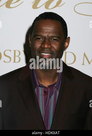 Singer Brian McKnight pose pour photographes lors d'une collecte dans Beverly Hills, CA, pour le Ray Charles Performing Arts Center à l'Université de Morehouse sur Septembre 29, 2004. Photo par Francis Specker Banque D'Images