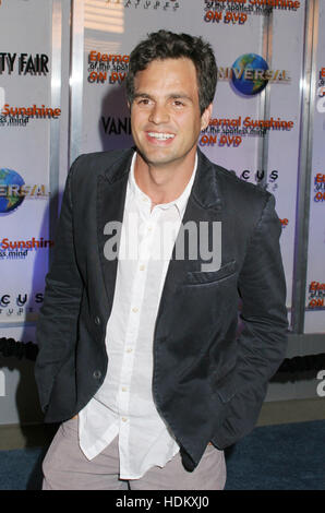 L'acteur Mark Ruffalo pose pour les photographes à la fête de lancement des dvd film, ' Eternal Sunshine of the Spotless Mind" à Los Angeles, le 23 septembre 2004. photo par francis specker Banque D'Images