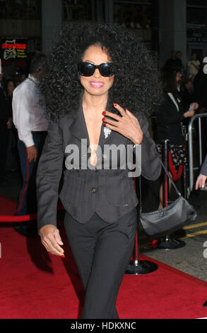 La chanteuse Diana Ross arrive à la première du film « Ladder 49 » au théâtre El Capitan de Los Angeles, le 14 septembre 2004.Photo de Francis Specker Banque D'Images