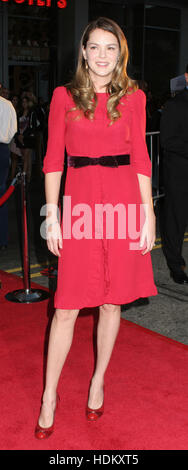 Jacinda Barrett acteur pose pour les photographes à la première de son film, '49' de l'échelle à l'El Capitan Theatre de Los Angeles, le 14 septembre 2004. Le Touchstone Pictures film chronicles Baltimore et les pompiers s'ouvre dans le 1er octobre. Photo par Francis Specker Banque D'Images