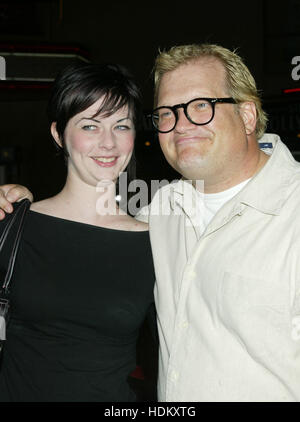 Drew Carey acteur arrive avec Hudson brandi lors de la première de 'Sky Captain et le monde de demain" le 14 septembre 2004 à Los Angeles, Californie. Crédit photo : Francis Specker Banque D'Images