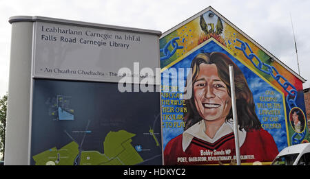 Belfast Falls Rd Rebublican Bobby Sands mural et la bibliothèque Carnegie Banque D'Images