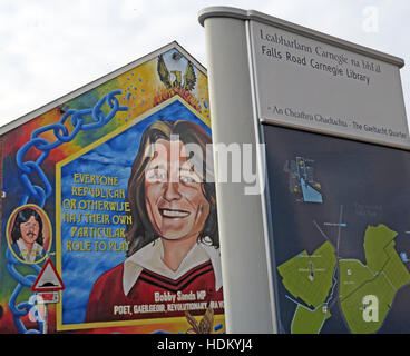 Belfast Falls Rd Rebublican Bobby Sands mural et la bibliothèque Carnegie Banque D'Images