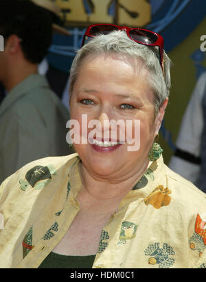 L'actrice Kathy Bates à l'avant-première pour le film de Disney, ' le tour du monde en 80 jours" au El Capitan Theatre à Hollywood, Californie le 13 juin 2004. Crédit photo : Francis Specker Banque D'Images