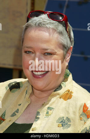 L'actrice Kathy Bates à l'avant-première pour le film de Disney, ' le tour du monde en 80 jours" au El Capitan Theatre à Hollywood, Californie le 13 juin 2004. Crédit photo : Francis Specker Banque D'Images