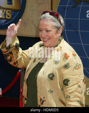 L'actrice Kathy Bates à l'avant-première pour le film de Disney, ' le tour du monde en 80 jours" au El Capitan Theatre à Hollywood, Californie le 13 juin 2004. Crédit photo : Francis Specker Banque D'Images