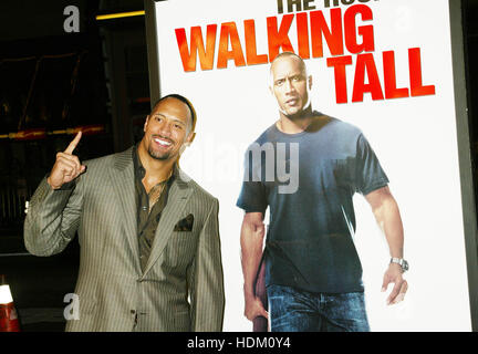 Dwayne 'The Rock' Johnson à la première de 'Walking Tall' à Hollywood, Californie le lundi 29 mars 2004. Crédit photo : Francis Specker Banque D'Images