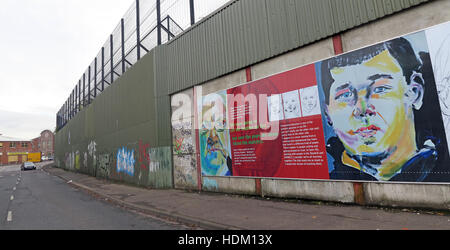 La puissance de l'intégration de l'enseignement - Belfast International Peace Wall,Cupar way,l'Ouest de Belfast,NI,UK Banque D'Images