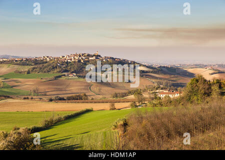 Couleurs d'automne dans les collines de Monferrato, village de lu sur un après-midi de fin novembre, Piémont, Italie Banque D'Images