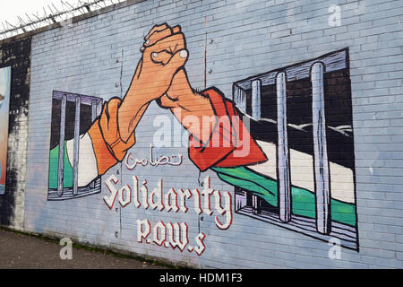 Belfast Falls Rd Rebublican à fresque murale de paix, de solidarité avec les prisonniers - des mains entre les cellules Irlande Palestine Banque D'Images