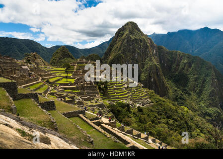 Vue de la cité inca perdue de Machu Picchu près de Cusco, Pérou. Le Machu Picchu est un sanctuaire historique du Pérou. Terrasses peuvent être vus sur le premier plan. Banque D'Images