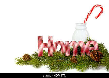 Pin de Noël avec imprimé vichy rouge et blanc accueil signer et canne de Noël en bouteille de lait rétro isolated on white Banque D'Images