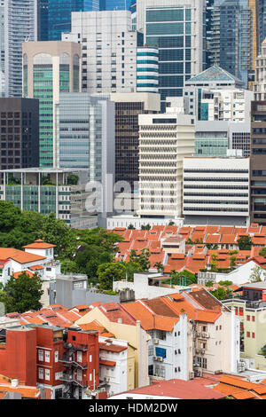 Vieux bâtiments traditionnels de Chinatown et de nouveaux gratte-ciel du quartier des affaires de Singapour. Banque D'Images