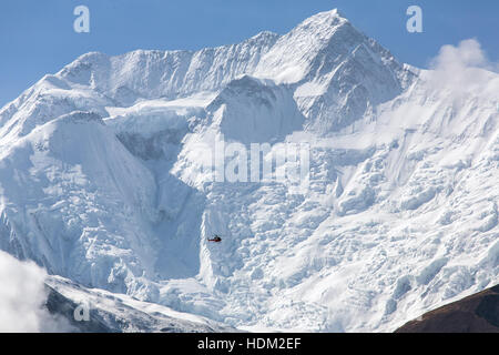 Hélicoptère de sauvetage dans les montagnes de l'Himalaya. D'Annapurna au Népal. Banque D'Images