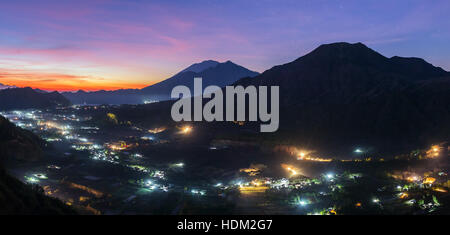 Lever du soleil sur la caldeira du volcan Batur à Bali, Indonésie. Panorama photo Banque D'Images