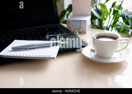 Ordinateur portable et bureau de travail sur la tasse de café Banque D'Images