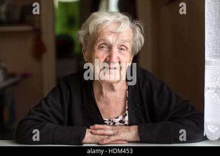 Portrait d'une vieille femme aux cheveux gris. Grand-mère. Banque D'Images