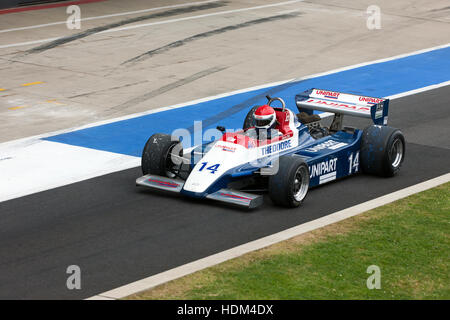 Simon poisson dans un1980, Ensign N180, sortie du puits, pour le début de la maîtrise de la FIA Historic F1 course sur le circuit de Silverstone Classic Banque D'Images