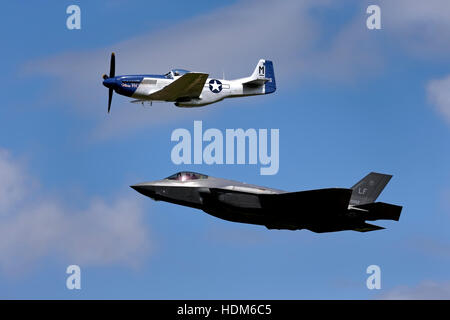 L'United States Air Force Flight Heritage North American P-51D Mustang 'Miss Helen' & Lockheed Martin F-35A Lightning II. Banque D'Images