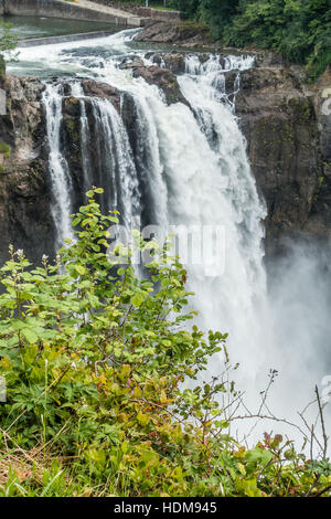 L'eau explose en une cascade de Snoqualmie, Washington. Banque D'Images