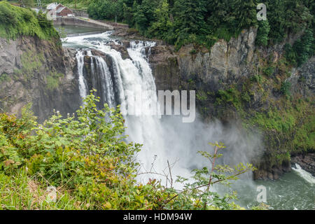 L'eau explose en une cascade de Snoqualmie, Washington. Banque D'Images