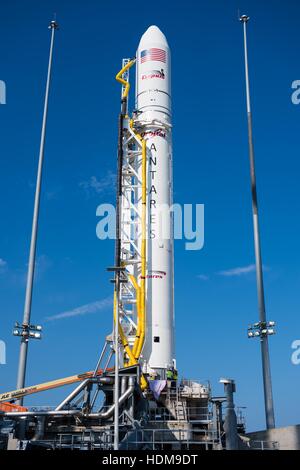 L'Orbital Sciences Corporation Antares avec fusée à bord de l'engin spatial Cygnus se trouve sur Launch Pad-0A au NASA Wallops Flight Facility en préparation de son vol orbital-2 livraison cargo mission dans la Station spatiale internationale le 12 juillet 2014 dans Chincoteague Island, Virginie. Banque D'Images
