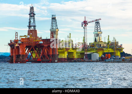 Les plates-formes pétrolières sous maintenance près de Bergen, Norvège Banque D'Images