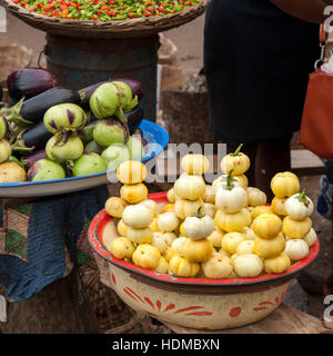 En Sierra Leone, il existe plusieurs variétés d'aubergines. Légumes exposés sur le marché en Sierra Leone Banque D'Images