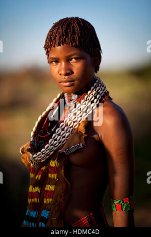 Jeune femme Hamar en Ethiopie Banque D'Images