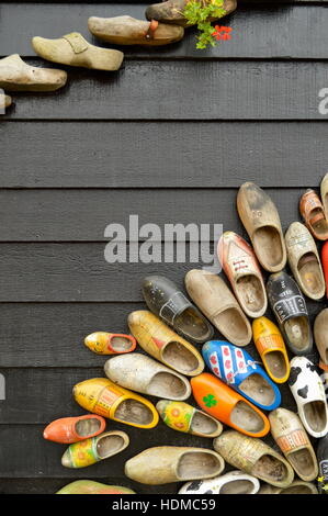 ZAANSE SCHANS, les Pays-Bas - 21.09.2015 : sous les sabots hollandais en face de l'atelier de sabots Kooijman Banque D'Images