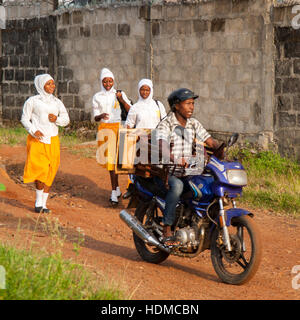 Okada (motobicycle taxi) en face d'étudiants musulmans à Kenema, Sierra Leone Banque D'Images