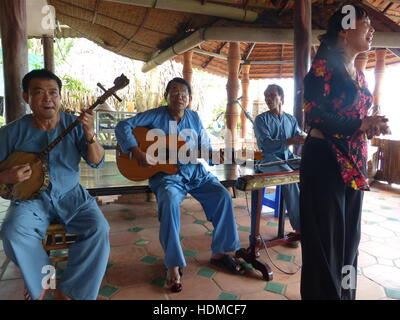 Banque vietnamienne jouant la musique traditionnelle Banque D'Images