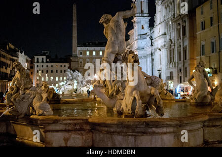 Rome, Italie. Dec 12, 2016. Le carrousel de chevaux et d'étals de Noël dans le cadre magnifique de la Place Navone à Rome, dans un décembre avant la veille de Noël. © Patrizia Cortellessa/Pacific Press/Alamy Live News Banque D'Images