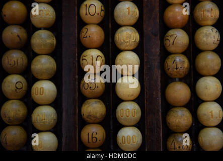 Madrid, Espagne. Dec 12, 2016. Des balles pour le tirage de la loterie de Noël nommé "El Gordo" (FAT), qui sera célébré le 22 décembre 2016. © Jorge Sanz/Pacific Press/Alamy Live News Banque D'Images