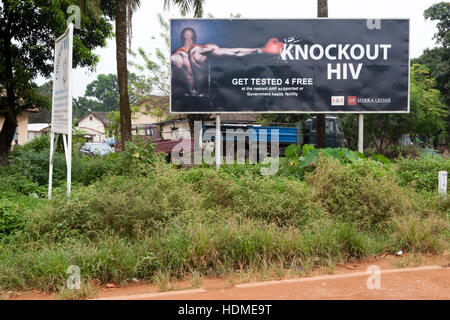 « Knockout HIV » fait un panneau d'affichage à Kenema, en Sierra Leone. Campagne éducative de lutte contre le SIDA (VIH) Banque D'Images