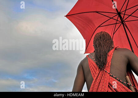 Guerrier massaï Tribesman en costume traditionnel avec ciel bleu. Le Kenya, l'Afrique. Banque D'Images