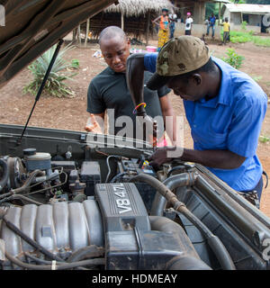 Deux hommes batterie de voiture fixation Banque D'Images