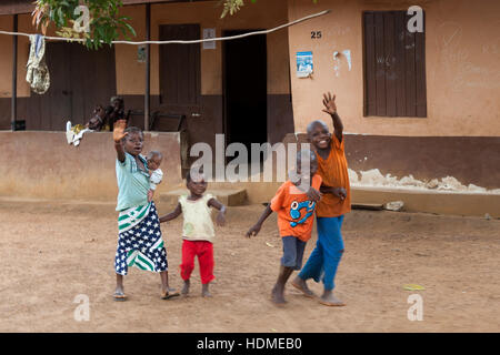 Enfants en Sierra Leone et en agitant les mains de souhaits Banque D'Images