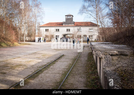 Dachau, Allemagne. 09Th Dec 2016. Une vue de l'intérieur de l'entrée principale du bâtiment (jourhouse) au camp de concentration de Dachau (KZ Gedenkstatte). © Andrea Ronchini/Pacific Press/Alamy Live News Banque D'Images