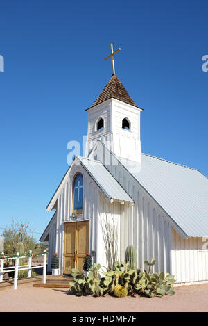 Vue côté vertical de l'Elvis Memorial Chapel. Situé à la Superstition Mountain Museum il a été en vedette dans le film Elvis Presley Charro. Banque D'Images