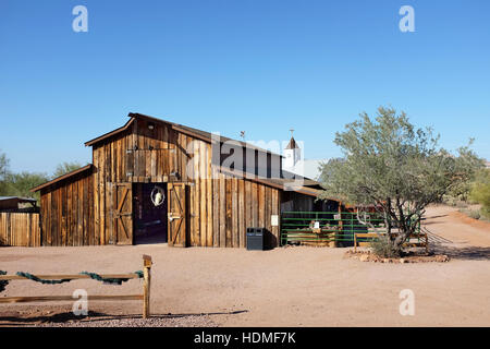 Grange avec Apacheland le Elvis Memorial Chapel dans le contexte lors de la Superstition Mountain Museum à Apache Junction, Ariizona. Banque D'Images