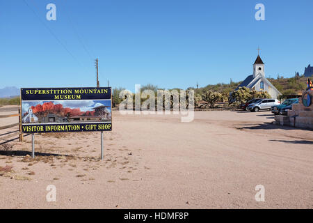 Parking et signer à la Superstition Mountain Museum sur Route 88 dans la région de Apache Junction, Arizona. La chapelle commémorative Elvis est dans l'arrière-plan. Banque D'Images