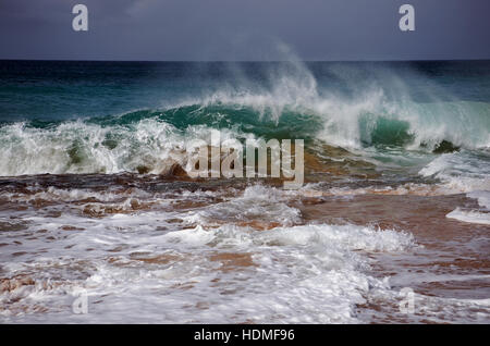 Surf turbulent à la plage de Kepuhi sur l'île de Molokai, Hawaï Banque D'Images