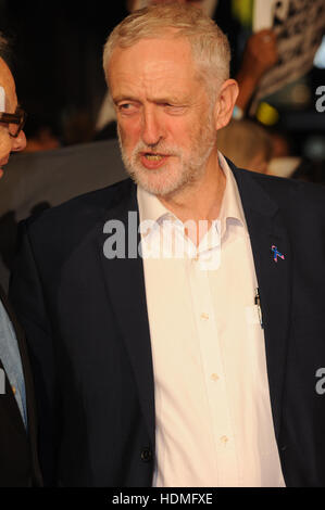 I, Daniel Blake la première au Cinéma Vue à Leicester Square avec : Jeremy Corbyn Où : London, Royaume-Uni Quand : 18 Oct 2016 Banque D'Images