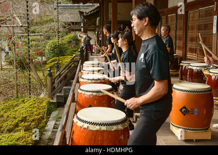 Tambours taiko japonais, Bishumondo Temple, Kyoto, Japon Banque D'Images