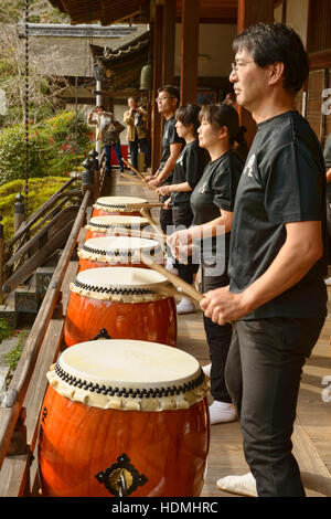 Tambours taiko japonais, Bishumondo Temple, Kyoto, Japon Banque D'Images