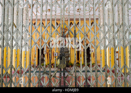 Old weathered portes avec cadenas rouillé Banque D'Images