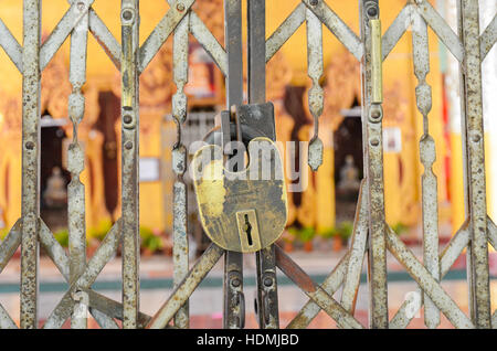 Old weathered portes avec cadenas rouillé Banque D'Images